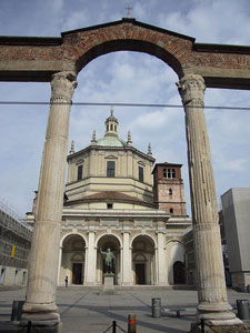 De Basiliek San Lorenzo Maggiore, voorbeeld van Romaanse en vroege Christelijke architectuur in Milaan